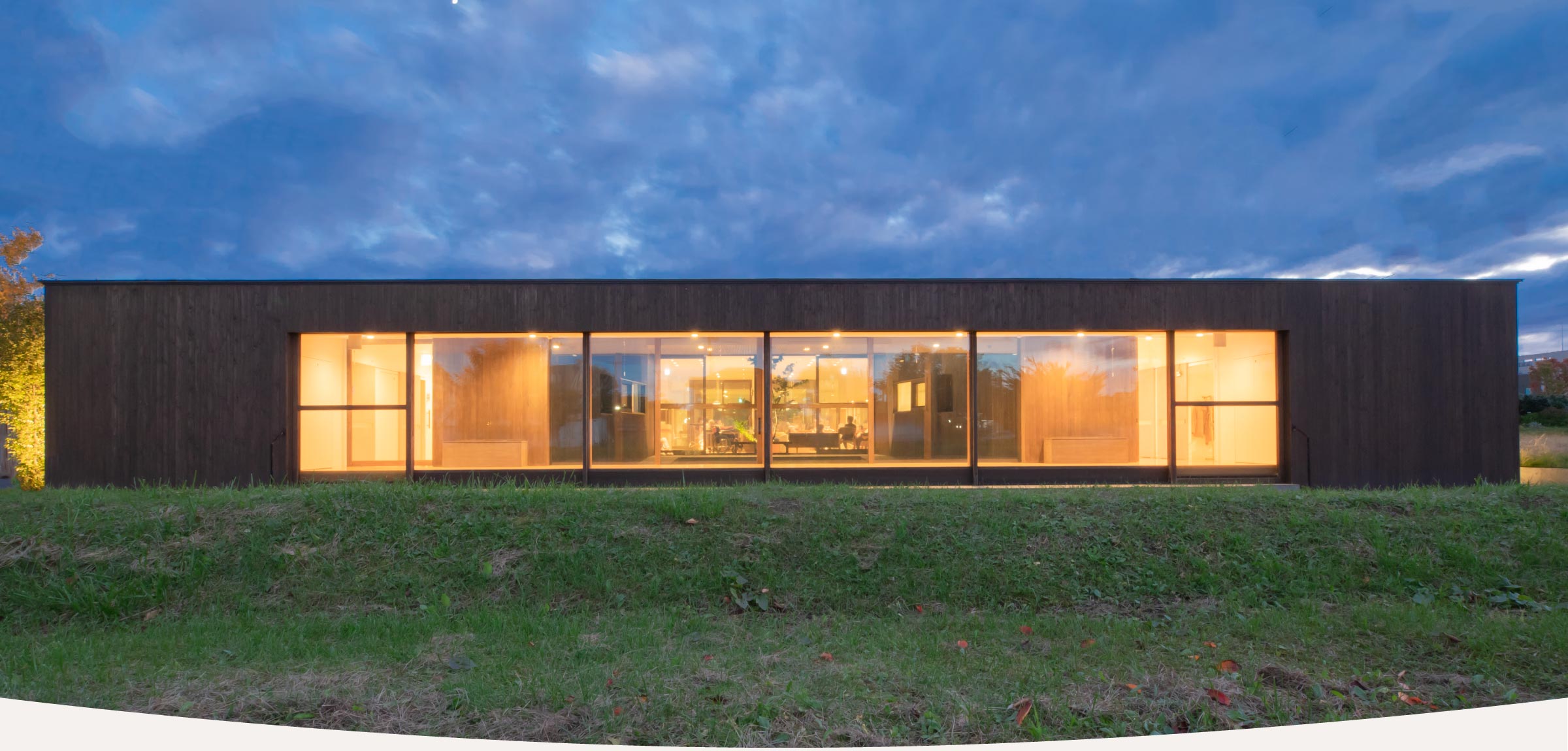 医療法人守生会 グループホームひまわり　夕暮れ時の外観