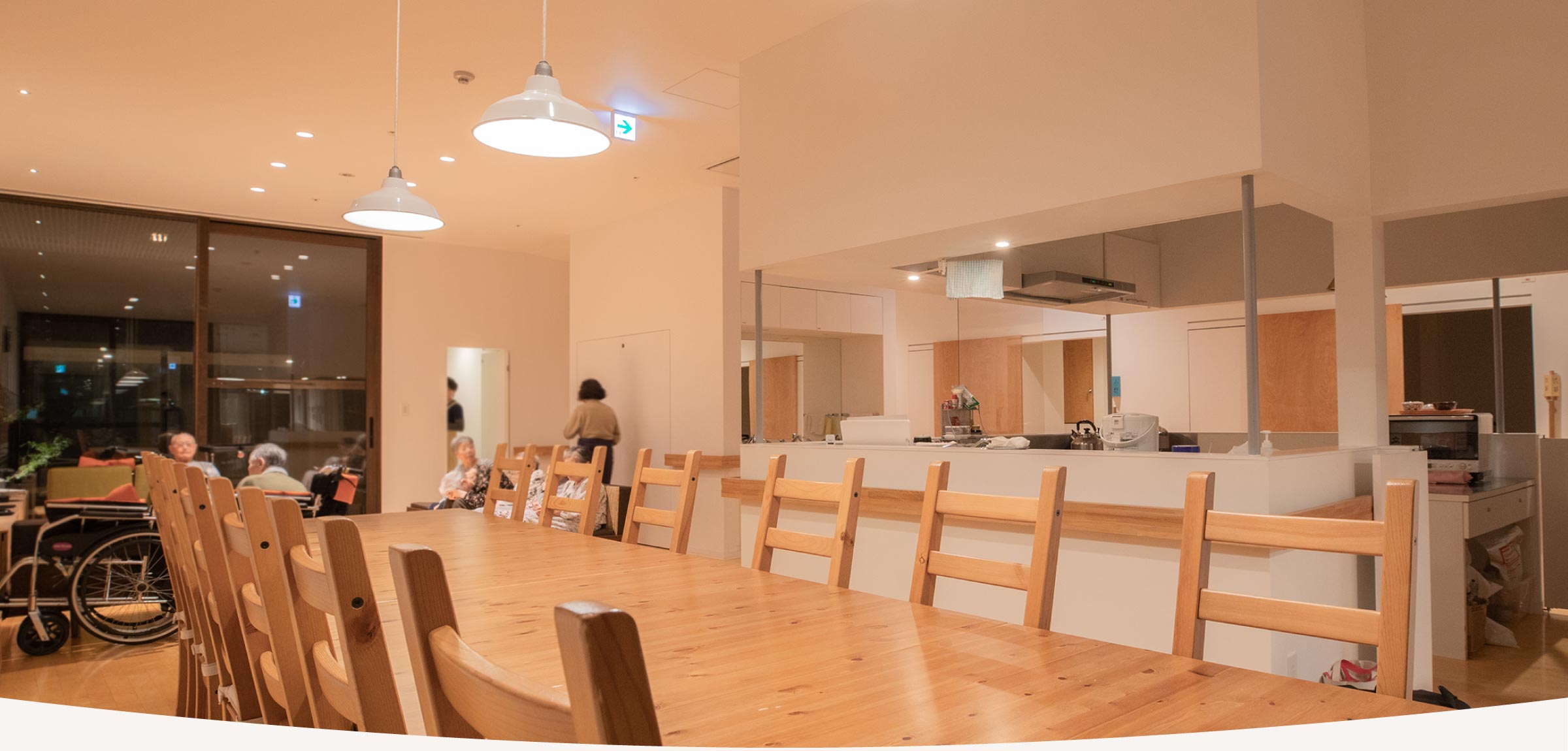 医療法人守生会 グループホームひまわり　リビングで団欒