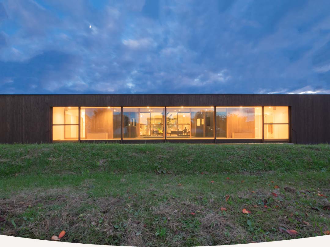 医療法人守生会 グループホームひまわり　夕暮れ時の外観