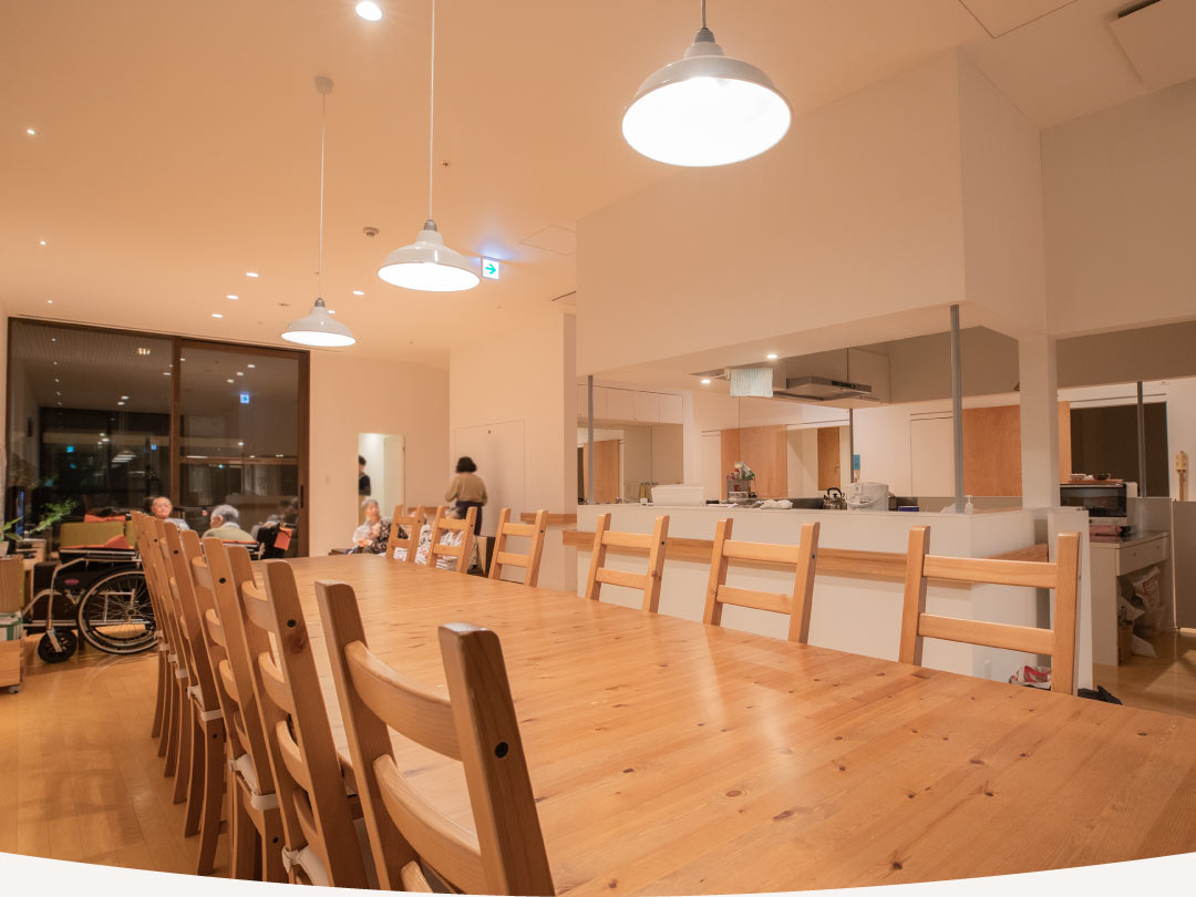 医療法人守生会 グループホームひまわり　リビングで団欒