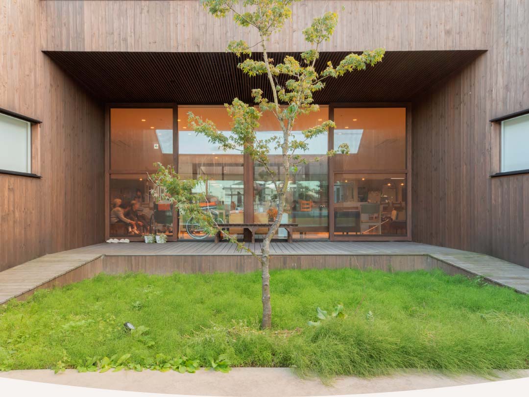 医療法人守生会 グループホームひまわり　中庭